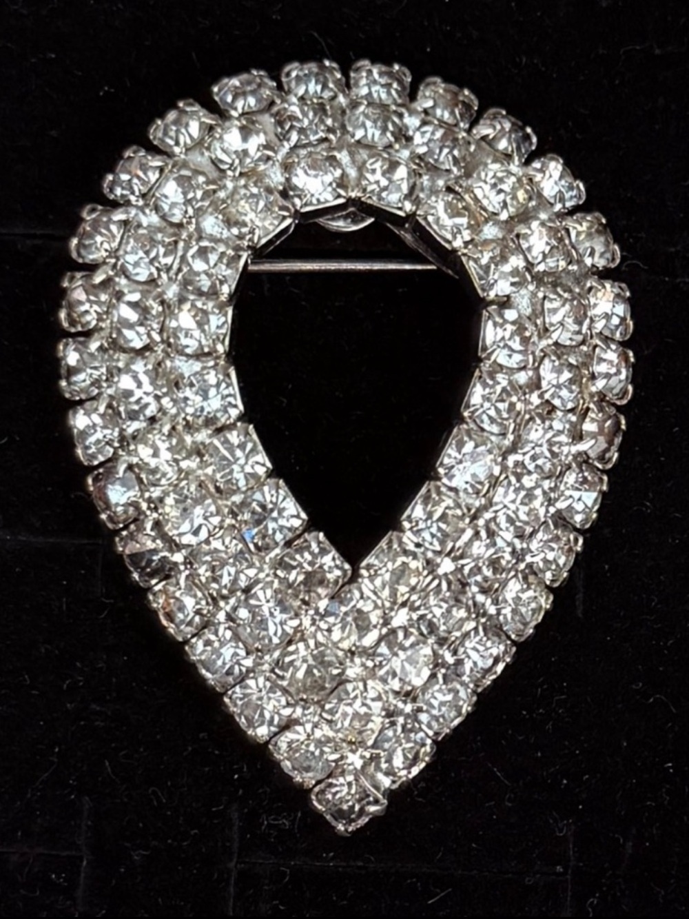 Elegant vintage Silvertone Teardrop Rhinestone Brooch